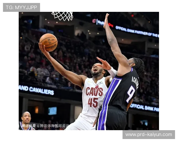 骑士新援哈登首秀与米切尔联手，球队战术调整初现成效