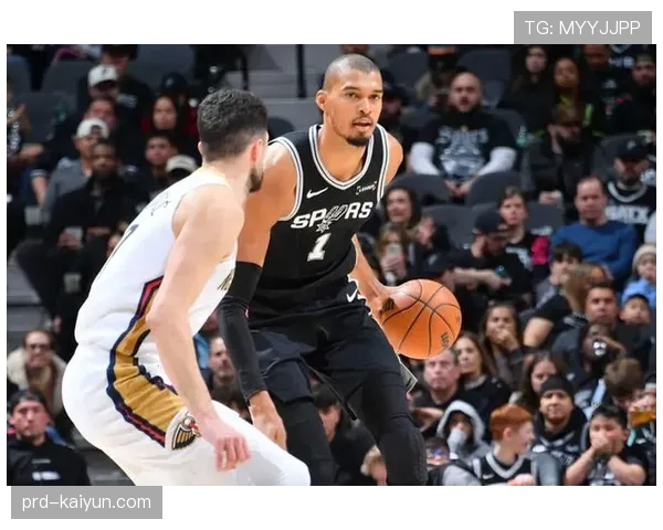 致敬传奇：马刺主场播放GDP组合纪念短片，文班亚马场边观看